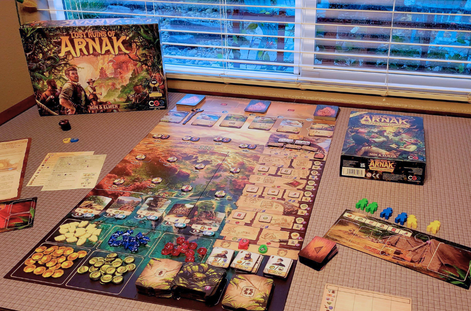 Tabuleiro do jogo arnak montado sobre uma mesa